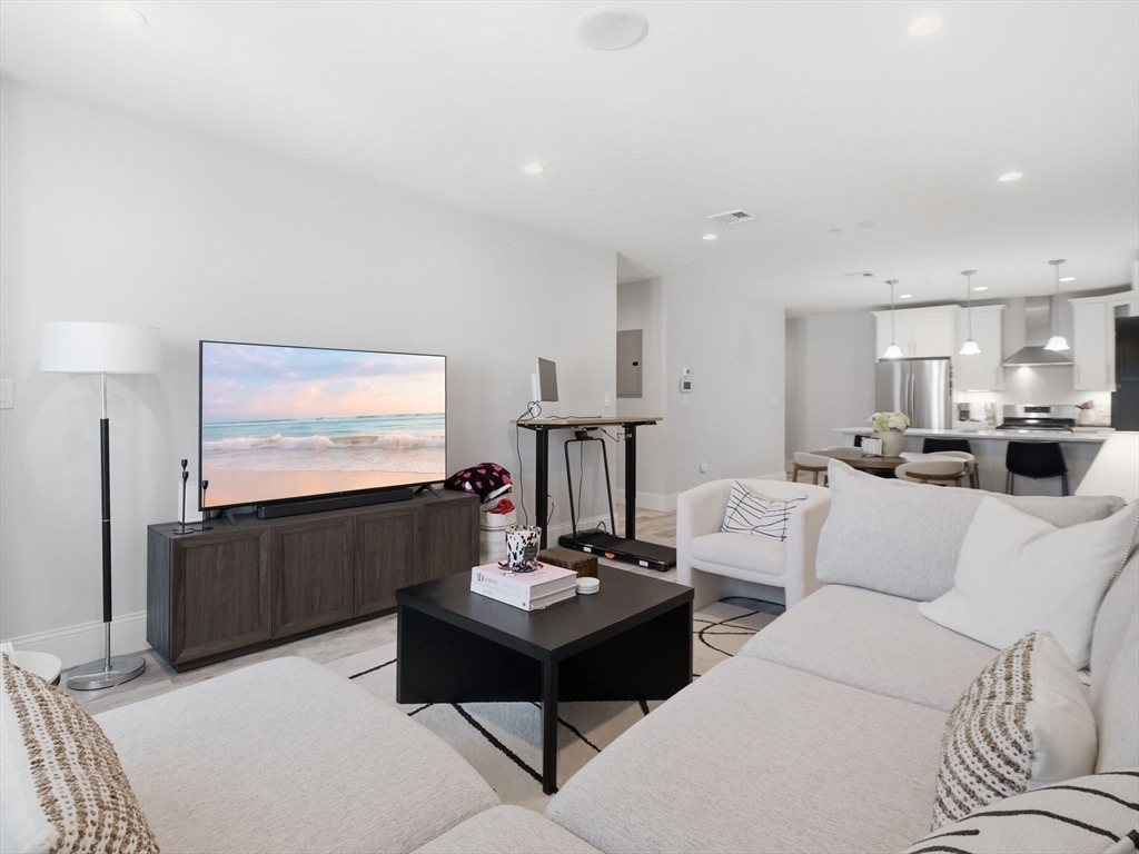 45 L Street, Boston, Massachusetts, 2 Bedrooms Bedrooms, 10 Rooms Rooms,2 BathroomsBathrooms,Residential Lease,For Rent,L Street,73519807