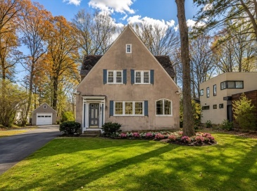 61 Woodlawn Ave, Northampton, Massachusetts, 4 Bedrooms Bedrooms, 8 Rooms Rooms,2 BathroomsBathrooms,Residential,For Sale,Woodlawn Ave,73511988