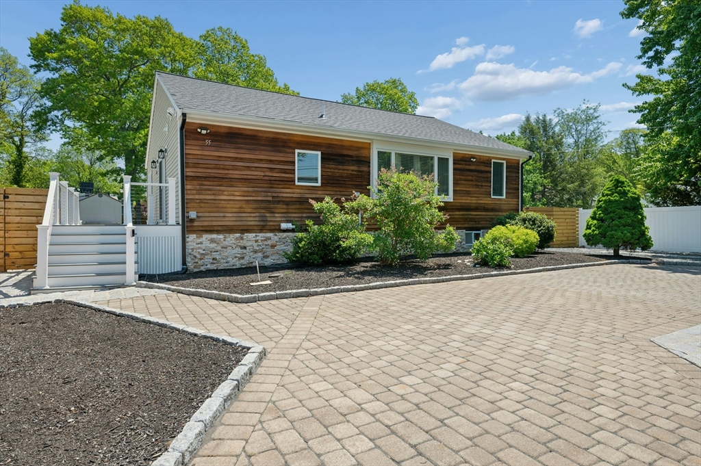 55 N. Lillian Streeet, Randolph, Massachusetts, 2 Bedrooms Bedrooms, 7 Rooms Rooms,3 BathroomsBathrooms,Residential,For Sale,N. Lillian Streeet,73527187