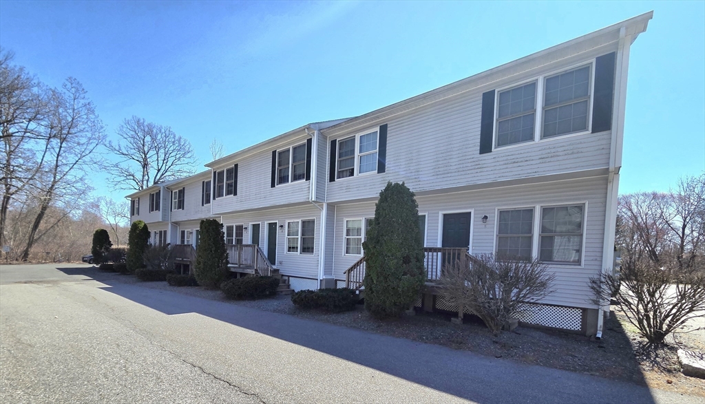 13 Dexter Street, North Attleboro, Massachusetts, 2 Bedrooms Bedrooms, 4 Rooms Rooms,1.5 BathroomsBathrooms,Residential,For Sale,Dexter Street,73527087