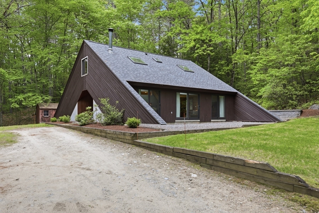 39 Hog Hill Road, Pepperell, Massachusetts, 4 Bedrooms Bedrooms, 7 Rooms Rooms,2 BathroomsBathrooms,Residential,For Sale,Hog Hill Road,73527139