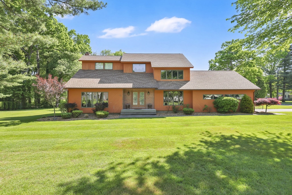 38 Evergreen Dr, East Longmeadow, Massachusetts, 3 Bedrooms Bedrooms, 7 Rooms Rooms,2.5 BathroomsBathrooms,Residential,For Sale,Evergreen Dr,73523052