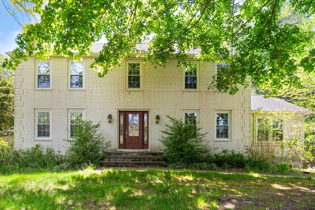 4 Dix Rd, Franklin, Massachusetts, 4 Bedrooms Bedrooms, 9 Rooms Rooms,2.5 BathroomsBathrooms,Residential,For Sale,Dix Rd,73519220
