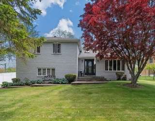 394 Lees River Ave, Somerset, Massachusetts, 4 Bedrooms Bedrooms, 6 Rooms Rooms,2 BathroomsBathrooms,Residential,For Sale,Lees River Ave,73527391