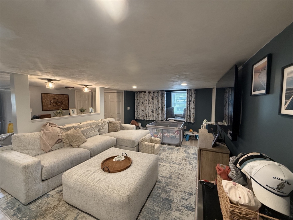 460 Pond Street, Braintree, Massachusetts, 2 Bedrooms Bedrooms, 4 Rooms Rooms,1 BathroomBathrooms,Residential Lease,For Rent,Pond Street,73527581
