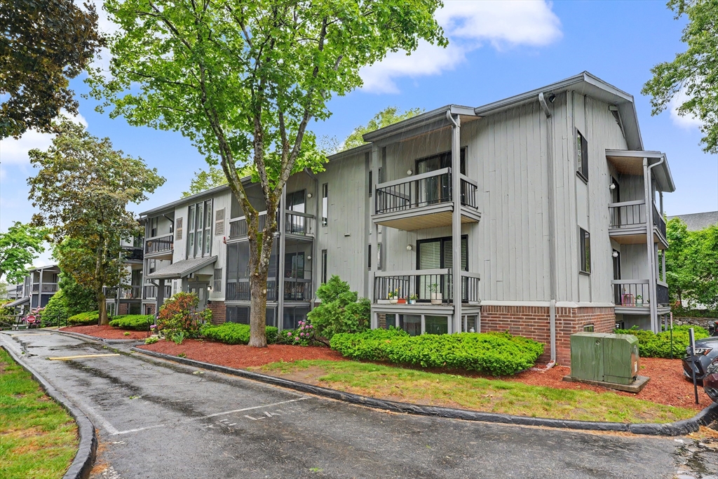 1461 Pawtucket Blvd, Lowell, Massachusetts, 2 Bedrooms Bedrooms, 5 Rooms Rooms,2 BathroomsBathrooms,Residential,For Sale,Pawtucket Blvd,73527565