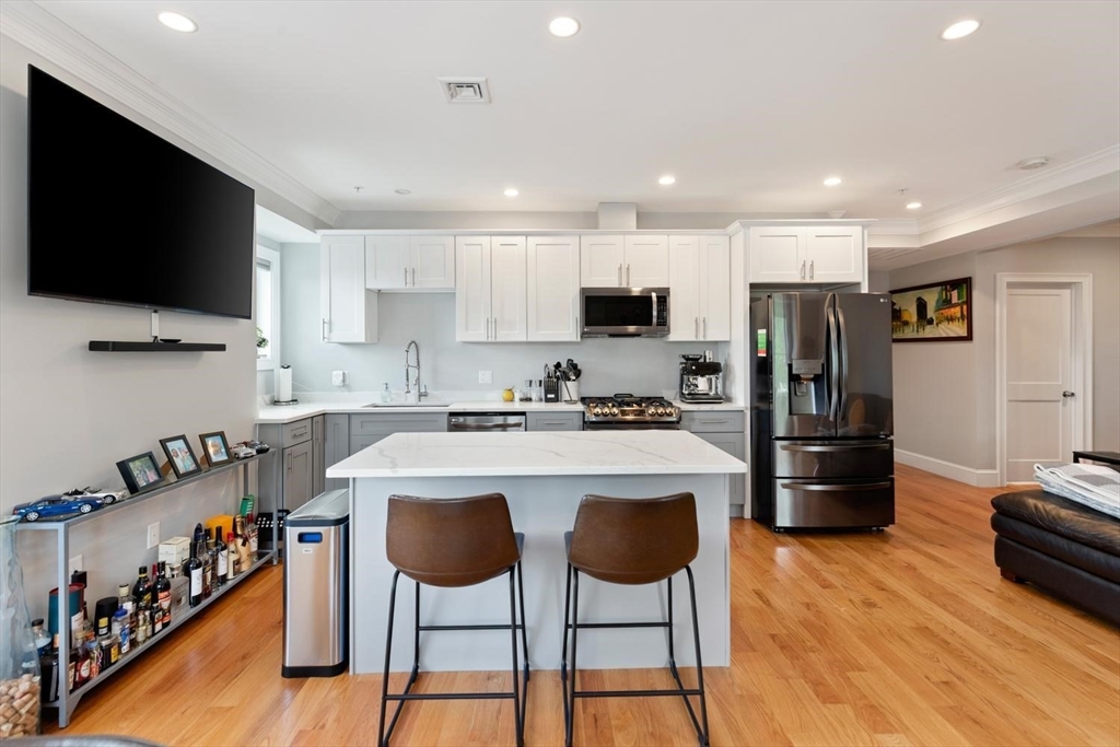 23 Bowdoin Ave, Boston, Massachusetts, 3 Bedrooms Bedrooms, 6 Rooms Rooms,2 BathroomsBathrooms,Residential Lease,For Rent,Bowdoin Ave,73527605