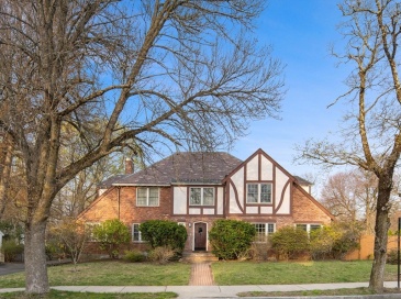 5 Evelyn Rd, Newton, Massachusetts, 4 Bedrooms Bedrooms, 8 Rooms Rooms,2.5 BathroomsBathrooms,Residential,For Sale,Evelyn Rd,73502199