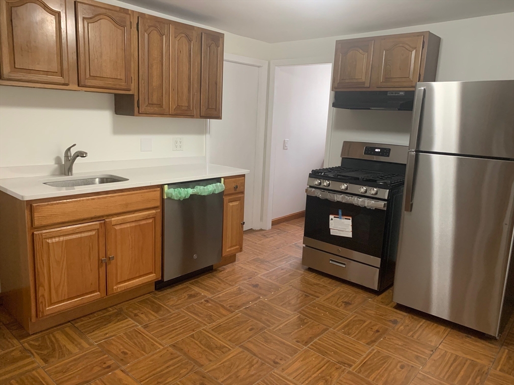 112 So Common St., Lynn, Massachusetts, 2 Bedrooms Bedrooms, 5 Rooms Rooms,1 BathroomBathrooms,Residential Lease,For Rent,So Common St.,73463207