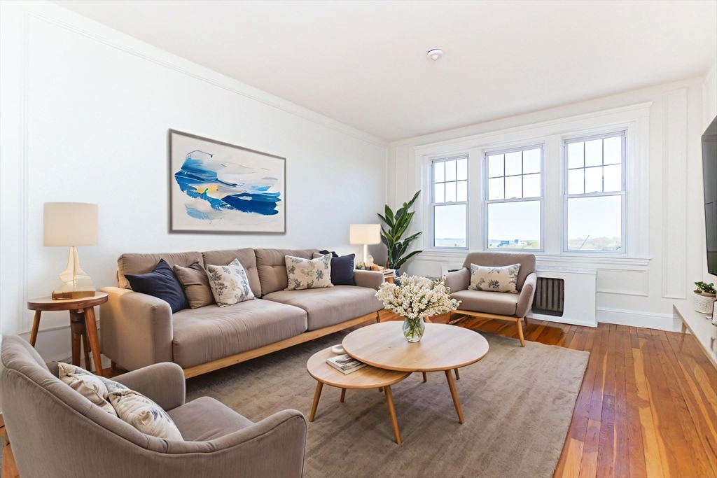 2001 Commonwealth Ave, Boston, Massachusetts, 2 Bedrooms Bedrooms, 4 Rooms Rooms,1 BathroomBathrooms,Residential Lease,For Rent,Commonwealth Ave,73527713