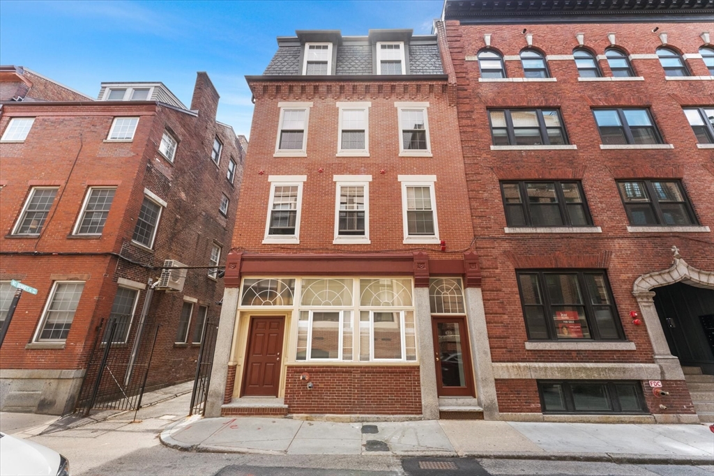12 North Bennet Street, Boston, Massachusetts, 8 Bedrooms Bedrooms, 22 Rooms Rooms,7 BathroomsBathrooms,Residential Income,For Sale,North Bennet Street,73527720