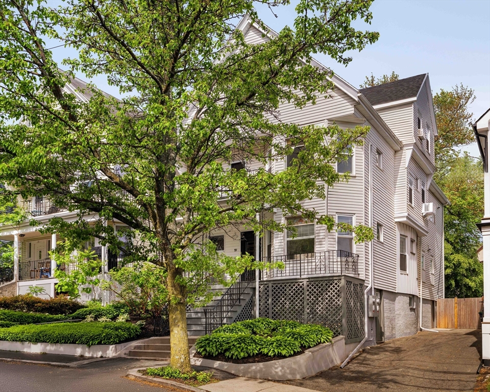 19 Crocker Street, Somerville, Massachusetts, 7 Bedrooms Bedrooms, 13 Rooms Rooms,2 BathroomsBathrooms,Residential Income,For Sale,Crocker Street,73527851