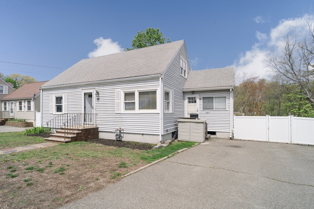 367 Lynnfield St, Peabody, Massachusetts, 4 Bedrooms Bedrooms, 6 Rooms Rooms,1 BathroomBathrooms,Residential,For Sale,Lynnfield St,73527785