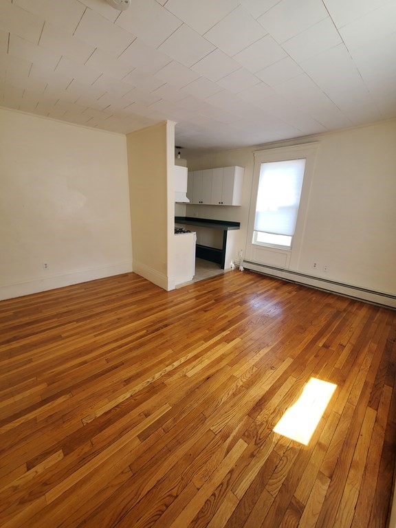 47 Railroad Ave, Beverly, Massachusetts, 1 Bedroom Bedrooms, 3 Rooms Rooms,1 BathroomBathrooms,Residential Lease,For Rent,Railroad Ave,73527911