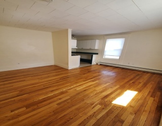47 Railroad Ave, Beverly, Massachusetts, 1 Bedroom Bedrooms, 3 Rooms Rooms,1 BathroomBathrooms,Residential Lease,For Rent,Railroad Ave,73527911