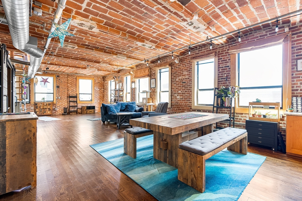 121-123 Beach St, Boston, Massachusetts, 2 Bedrooms Bedrooms, 4 Rooms Rooms,2 BathroomsBathrooms,Residential,For Sale,Beach St,73528096