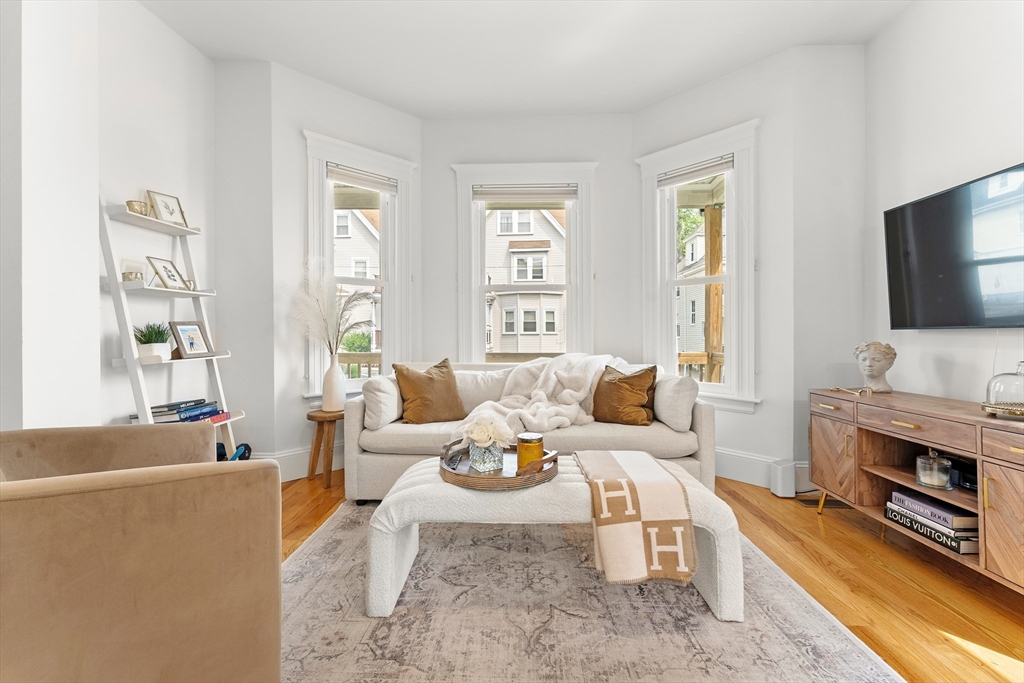 54 Bloomfield St, Boston, Massachusetts, 2 Bedrooms Bedrooms, 5 Rooms Rooms,2 BathroomsBathrooms,Residential,For Sale,Bloomfield St,73528230