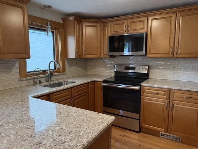 7 Puritan Road, Danvers, Massachusetts, 2 Bedrooms Bedrooms, 5 Rooms Rooms,1 BathroomBathrooms,Residential Lease,For Rent,Puritan Road,73528236
