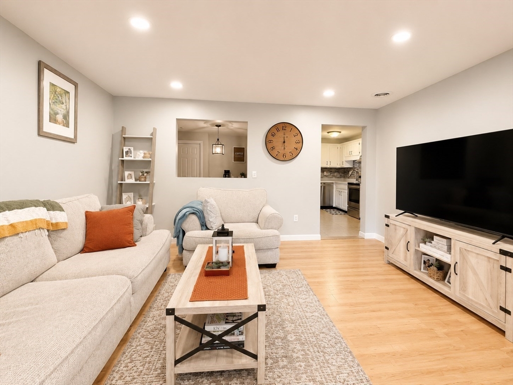 52 Randolph Dr, Tewksbury, Massachusetts, 2 Bedrooms Bedrooms, 6 Rooms Rooms,1 BathroomBathrooms,Residential,For Sale,Randolph Dr,73528028