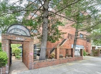 1850 Beacon Street, Brookline, Massachusetts, 3 Bedrooms Bedrooms, 5 Rooms Rooms,2 BathroomsBathrooms,Residential Lease,For Rent,Beacon Street,73511772