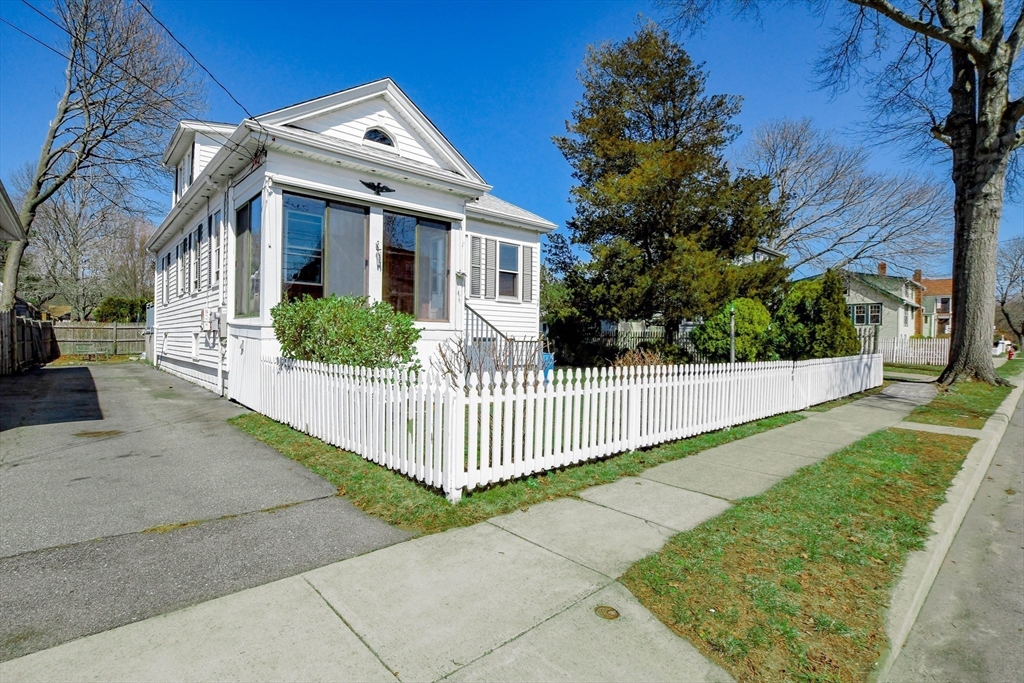 48 Elm Avenue, Fairhaven, Massachusetts, 3 Bedrooms Bedrooms, 6 Rooms Rooms,1 BathroomBathrooms,Residential,For Sale,Elm Avenue,73491967