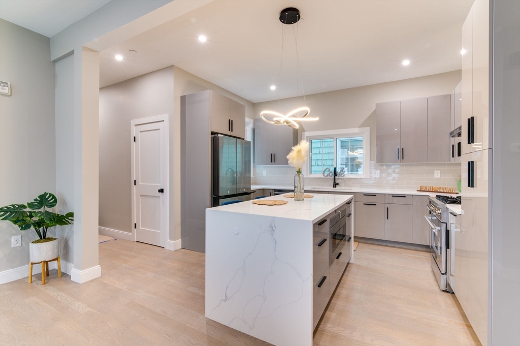 13 Arlington St, Somerville, Massachusetts, 5 Bedrooms Bedrooms, 8 Rooms Rooms,3 BathroomsBathrooms,Residential,For Sale,Arlington St,73490443