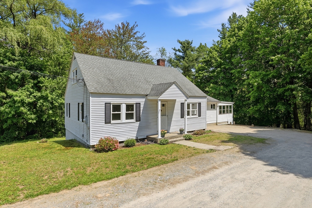 572 Massachusetts Ave, Lunenburg, Massachusetts, 3 Bedrooms Bedrooms, 6 Rooms Rooms,1 BathroomBathrooms,Residential,For Sale,Massachusetts Ave,73528342