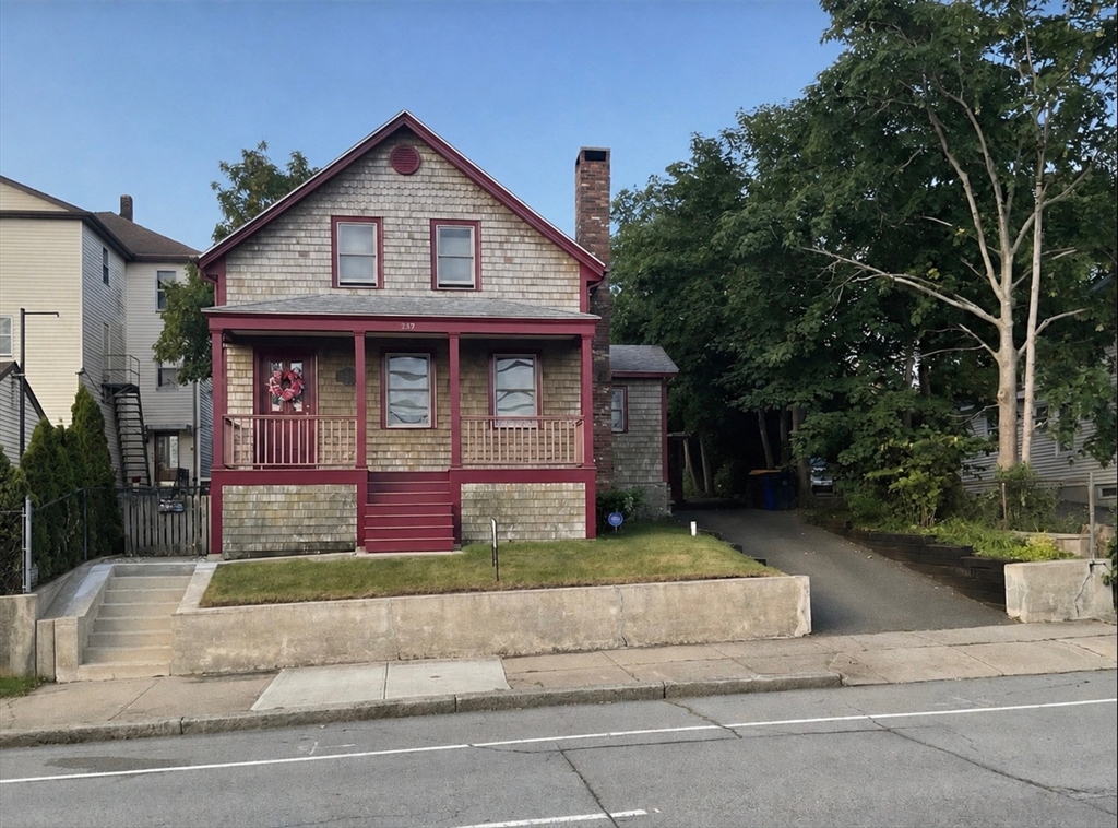 217 Brayton Ave, Fall River, Massachusetts, 3 Bedrooms Bedrooms, 6 Rooms Rooms,1 BathroomBathrooms,Residential,For Sale,Brayton Ave,73528562