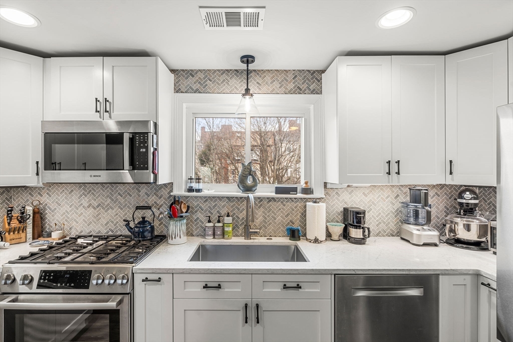 172 Dorchester St, Boston, Massachusetts, 2 Bedrooms Bedrooms, 4 Rooms Rooms,1 BathroomBathrooms,Residential Lease,For Rent,Dorchester St,73522027