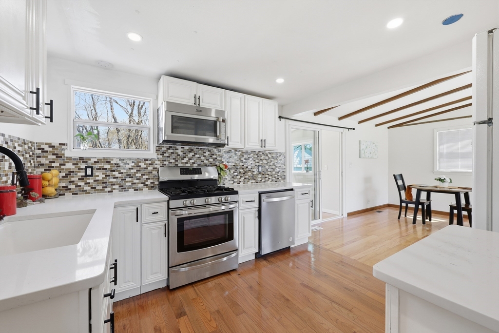 69 Maplehurst Ave, East Longmeadow, Massachusetts, 3 Bedrooms Bedrooms, 6 Rooms Rooms,1 BathroomBathrooms,Residential,For Sale,Maplehurst Ave,73507242