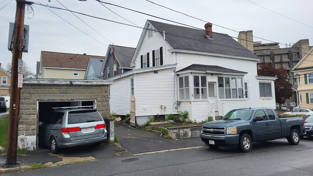 37 Sarah Avenue, Lowell, Massachusetts, 6 Bedrooms Bedrooms, 7 Rooms Rooms,2 BathroomsBathrooms,Residential Lease,For Rent,Sarah Avenue,73520144