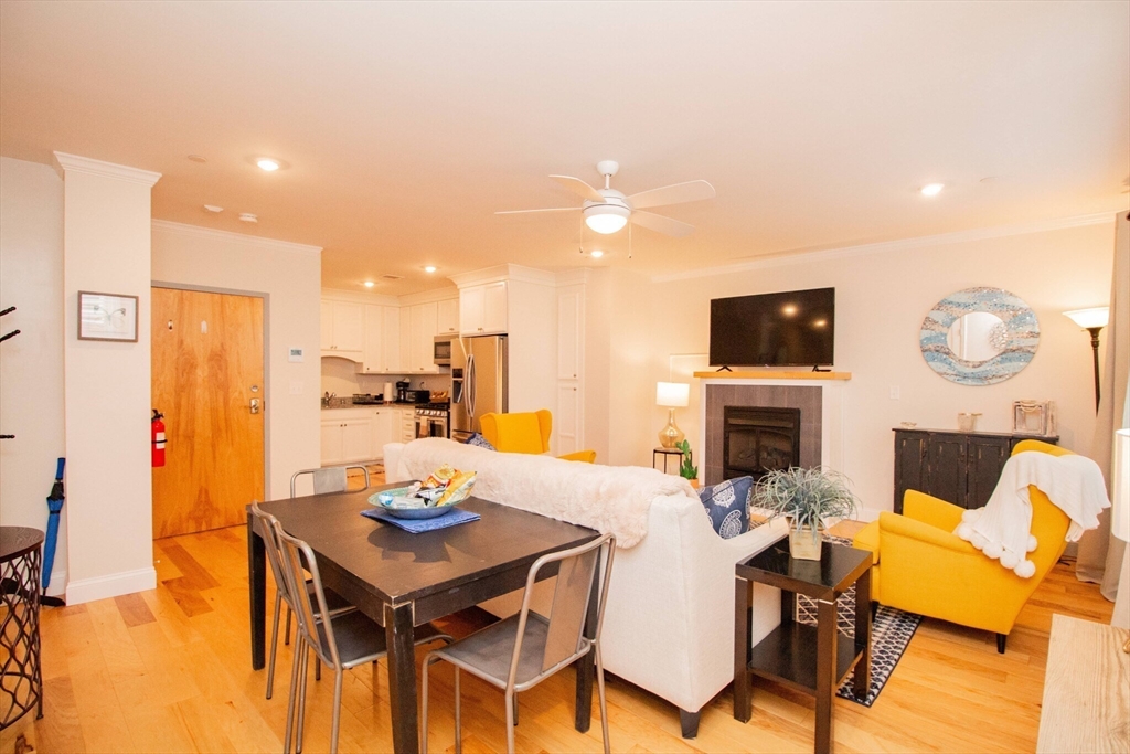 1008-4 Tremont St, Boston, Massachusetts, 2 Bedrooms Bedrooms, 4 Rooms Rooms,2 BathroomsBathrooms,Residential Lease,For Rent,Tremont St,73475929
