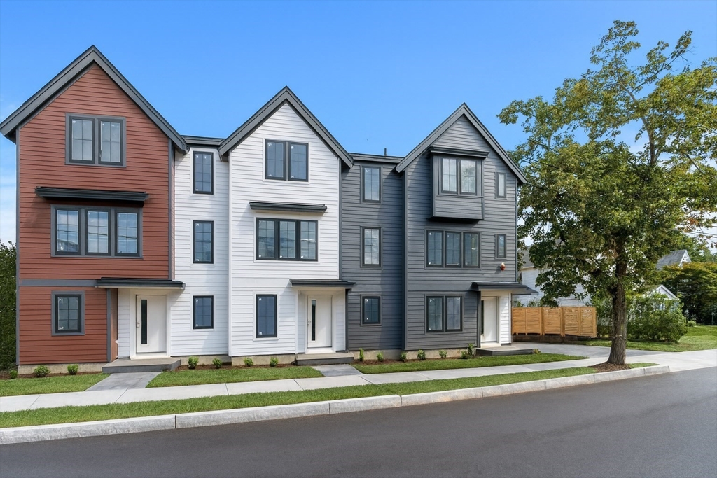 4 Elm Street, Newton, Massachusetts, 3 Bedrooms Bedrooms, 10 Rooms Rooms,2.5 BathroomsBathrooms,Residential,For Sale,Elm Street,73528348