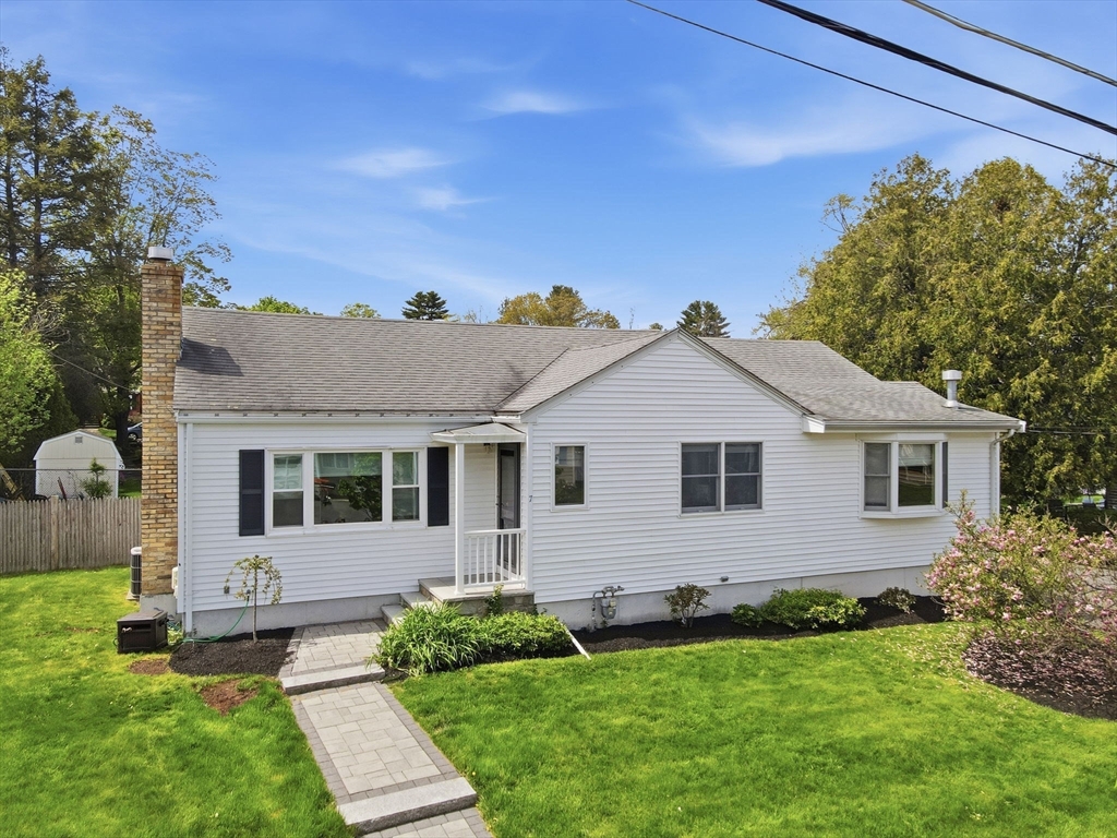 7 Beebe Lane, Wakefield, Massachusetts, 3 Bedrooms Bedrooms, 6 Rooms Rooms,2.5 BathroomsBathrooms,Residential,For Sale,Beebe Lane,73524282