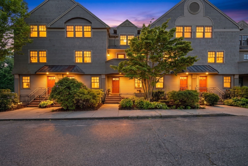 27 West St, Beverly, Massachusetts, 2 Bedrooms Bedrooms, 4 Rooms Rooms,1.5 BathroomsBathrooms,Residential,For Sale,West St,73529089