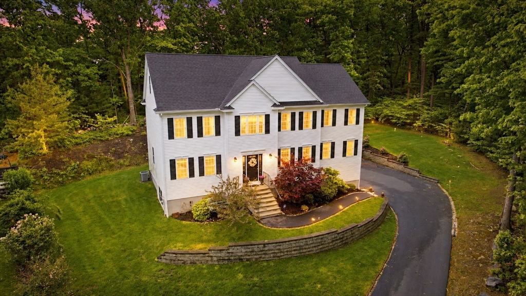 4 Murray Hill Circle, Wilmington, Massachusetts, 4 Bedrooms Bedrooms, 12 Rooms Rooms,3 BathroomsBathrooms,Residential,For Sale,Murray Hill Circle,73528967