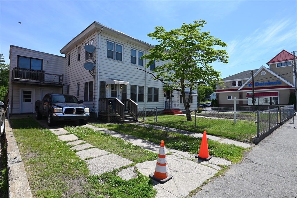 89 Mammoth Rd, Lowell, Massachusetts, 5 Bedrooms Bedrooms, 12 Rooms Rooms,3 BathroomsBathrooms,Residential Income,For Sale,Mammoth Rd,73528699