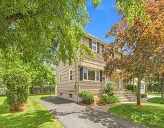 18 Bradford Road, Winchester, Massachusetts, 3 Bedrooms Bedrooms, 6 Rooms Rooms,1.5 BathroomsBathrooms,Residential,For Sale,Bradford Road,73528641