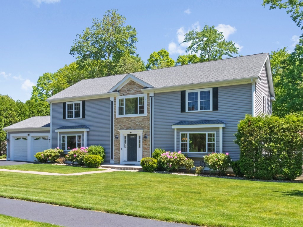 32 Lauricella Lane, Waltham, Massachusetts, 4 Bedrooms Bedrooms, 8 Rooms Rooms,2.5 BathroomsBathrooms,Residential,For Sale,Lauricella Lane,73528883