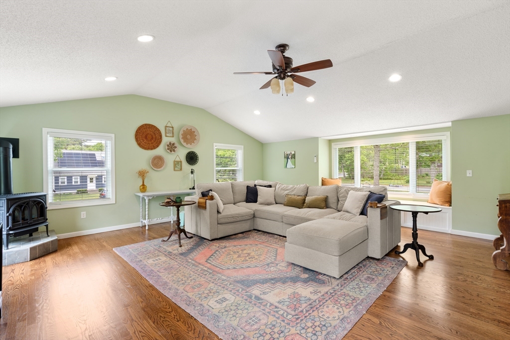 9 Debbies Ln, Barnstable, Massachusetts, 3 Bedrooms Bedrooms, 6 Rooms Rooms,2.5 BathroomsBathrooms,Residential,For Sale,Debbies Ln,73528427