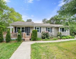 9 Debbies Ln, Barnstable, Massachusetts, 3 Bedrooms Bedrooms, 6 Rooms Rooms,2.5 BathroomsBathrooms,Residential,For Sale,Debbies Ln,73528427