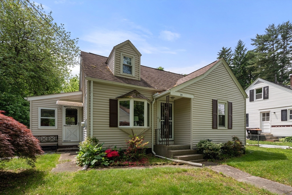 35 Queen Cir, South Hadley, Massachusetts, 3 Bedrooms Bedrooms, 5 Rooms Rooms,1 BathroomBathrooms,Residential,For Sale,Queen Cir,73528867