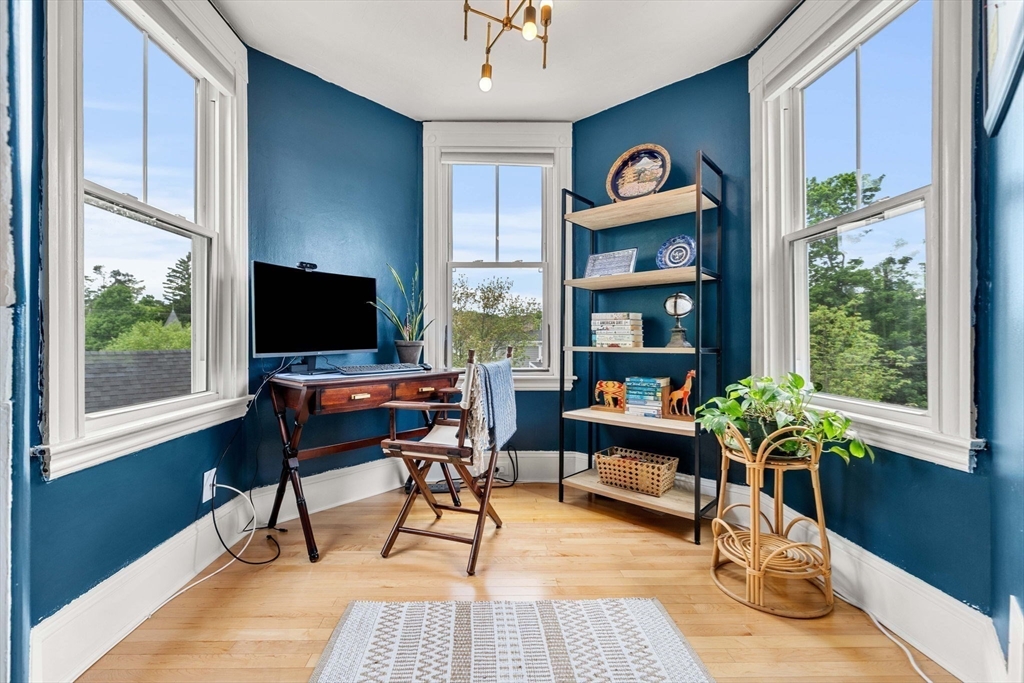 25 Barton St, Newburyport, Massachusetts, 2 Bedrooms Bedrooms, 4 Rooms Rooms,1 BathroomBathrooms,Residential,For Sale,Barton St,73528631