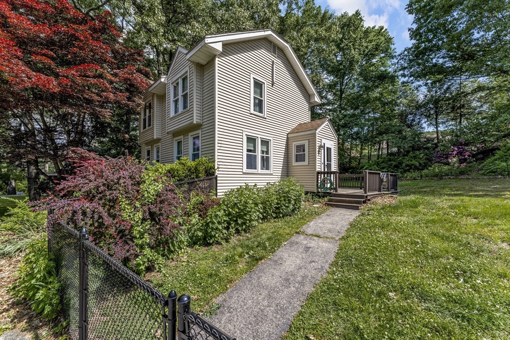 11 Scenic Ave, Webster, Massachusetts, 2 Bedrooms Bedrooms, 6 Rooms Rooms,1 BathroomBathrooms,Residential,For Sale,Scenic Ave,73528837