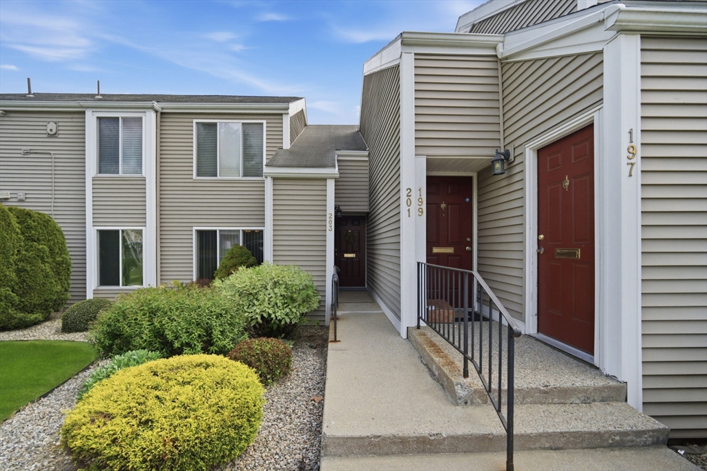 201 Nassau Dr, Springfield, Massachusetts, 3 Bedrooms Bedrooms, 5 Rooms Rooms,2 BathroomsBathrooms,Residential,For Sale,Nassau Dr,73528942
