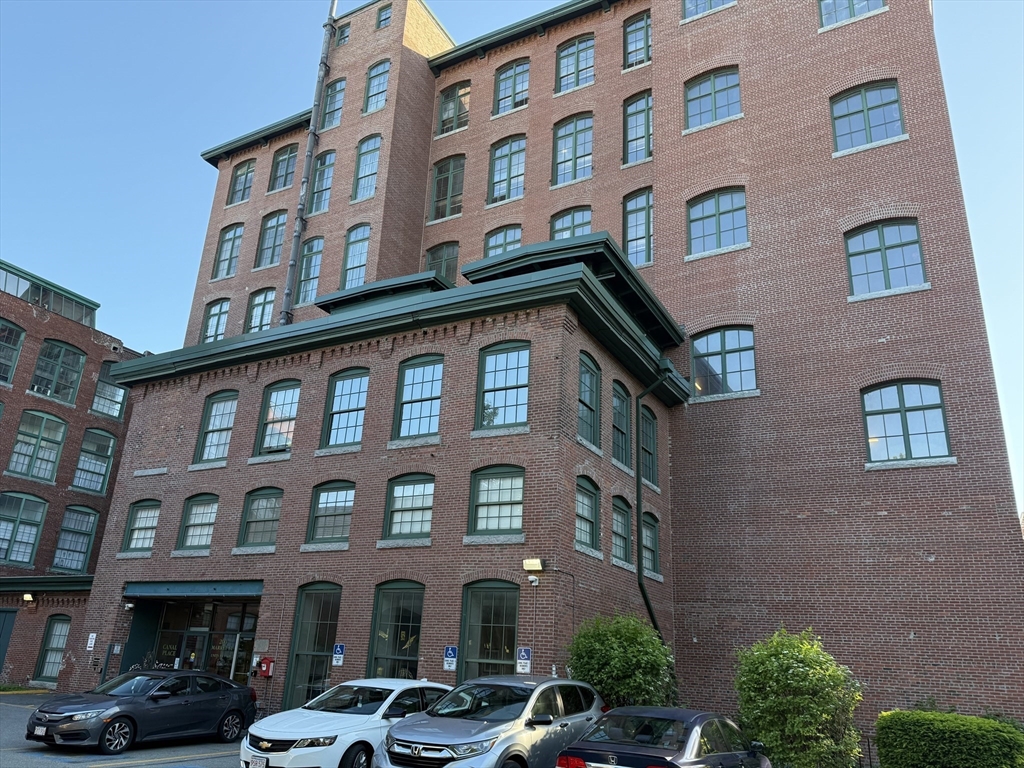 200 Market St., Lowell, Massachusetts, 2 Bedrooms Bedrooms, 4 Rooms Rooms,1.5 BathroomsBathrooms,Residential,For Sale,Market St.,73528218