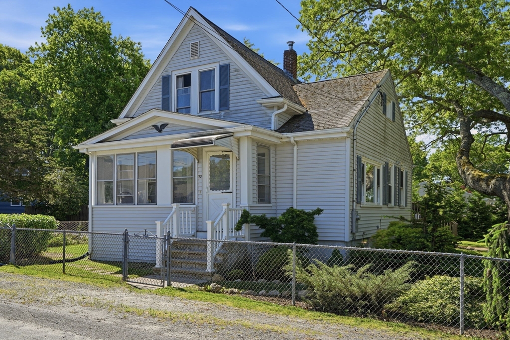 72 Pembroke Ave, Acushnet, Massachusetts, 3 Bedrooms Bedrooms, 6 Rooms Rooms,1.5 BathroomsBathrooms,Residential,For Sale,Pembroke Ave,73528935