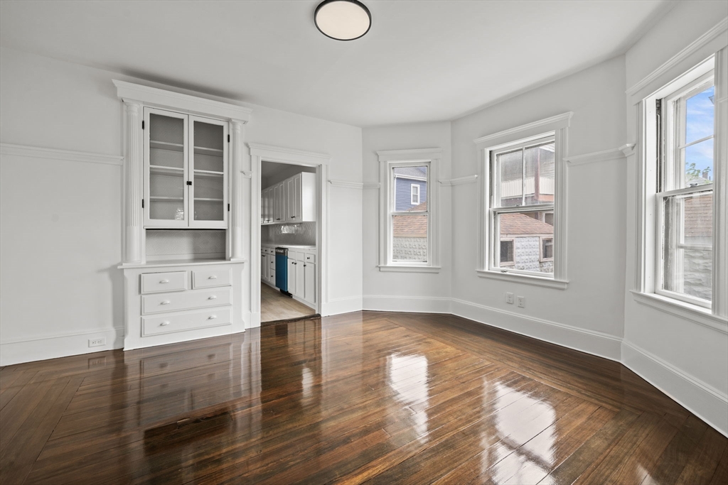 55 Surrey Street, Medford, Massachusetts, 2 Bedrooms Bedrooms, 6 Rooms Rooms,1 BathroomBathrooms,Residential Lease,For Rent,Surrey Street,73529171