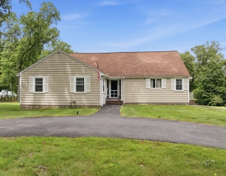 505 Lowell Street, Lynnfield, Massachusetts, 3 Bedrooms Bedrooms, 7 Rooms Rooms,1.5 BathroomsBathrooms,Residential,For Sale,Lowell Street,73529167
