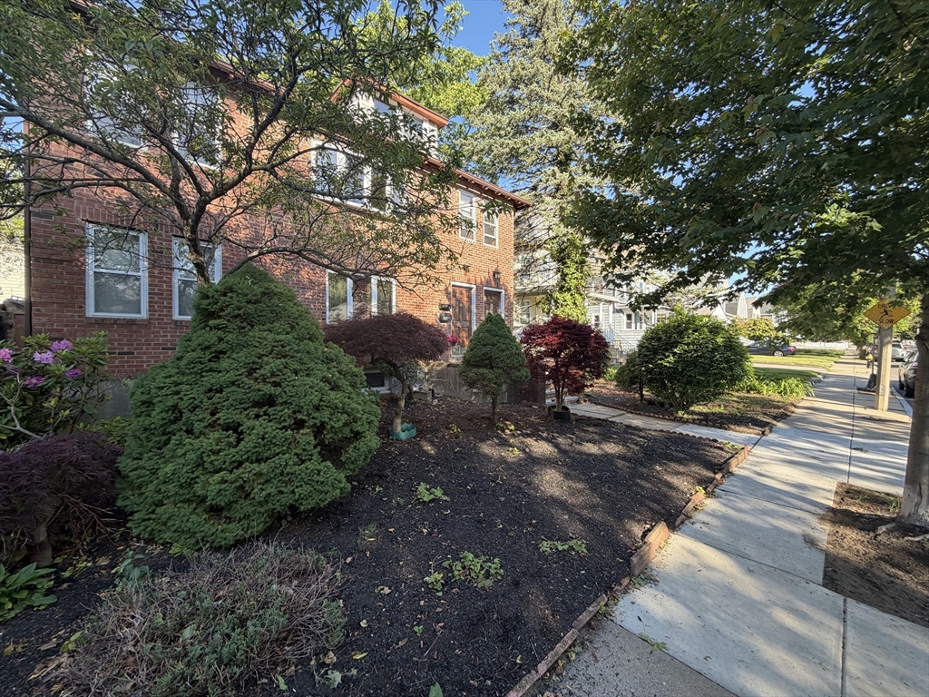 30 Maple Street, Boston, Massachusetts, 3 Bedrooms Bedrooms, 8 Rooms Rooms,1 BathroomBathrooms,Residential Lease,For Rent,Maple Street,73528587